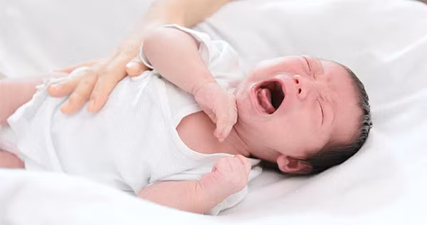 Có thể nói, mỗi tư thế ngủ đều có ưu, nhược điểm. Cha mẹ nên điều chỉnh, không nên để con nằm một tư thế suốt thời gian dài để tránh đầu trẻ biến dạng. Ngoài ra, nếu trẻ có các dấu hiệu như nghiến răng, sợ hãi, lắc đầu, quấy khóc... thì cần chú ý đến sức khỏe. Tình trạng này có thể do thiếu canxi, chàm, viêm tai giữa... Lúc này, nên cho trẻ đi khám để phát hiện đúng nguyên nhân, có hướng điều trị phù hợp.