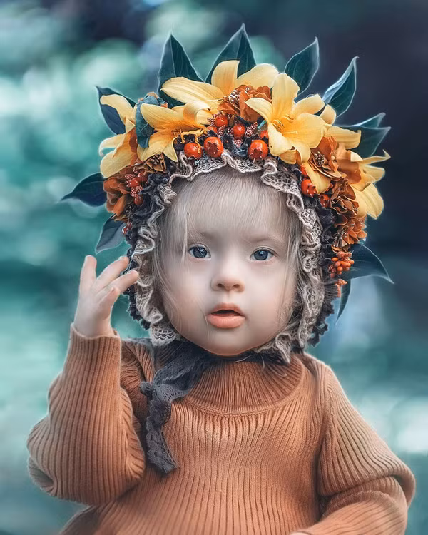 Nhận nuôi trẻ mắc hội chứng Down, Katerina chưa bao giờ coi con là gánh nặng. Ngược lại, cô luôn hết lòng học chơi cùng con. Mỗi khi rảnh rỗi, Katerina lại cặm cụi thiết kế trang phục độc đáo làm quà tặng con gái nhỏ.