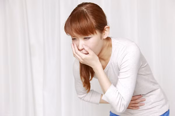 Trong khi đó, y học cổ truyền Trung Quốc cho rằng, ruột gừng có vị hơi hăng, tính ấm, có tác dụng giúp cơ thể bài tiết mồ hôi, giải uất, giảm nôn, khử trùng. Vỏ gừng tính mát, có tác dụng lợi tiểu, tiêu thũng. Theo đó, vỏ và ruột gừng là một cặp âm dương hài hòa. Tùy trường hợp cụ thể mà quyết định ăn gừng có nên bỏ vỏ hay không.