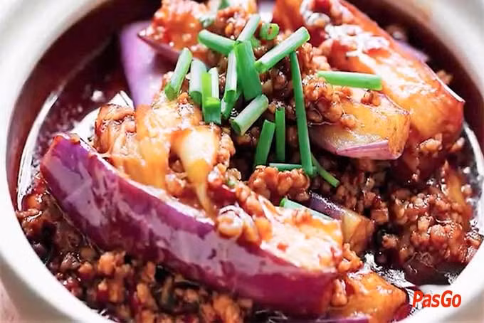 Thứ hai là các món cà tím om, đậu phụ kho. Sự thật là hầu hết các món om hay kho đều được chiên trong dầu, sau đó đun nhỏ lửa để thu được nước sốt đặc. Ảnh: PasGo.