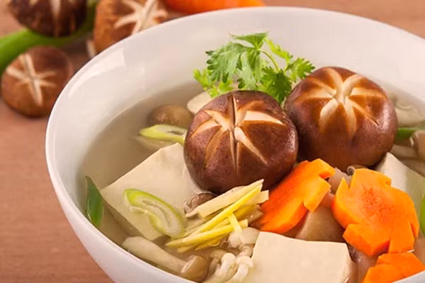 Vậy chỉ có rau xanh luộc là lành mạnh nhất? Dĩ nhiên là không, bạn có thể thay thế cà tím om bằng cà tím hấp và thêm một chút nước sốt tùy thích. Dùng súp lơ xào cà chua để thay thế món súp lơ xào khô đầy dầu mỡ, vừa thanh mát lại bổ hơn.