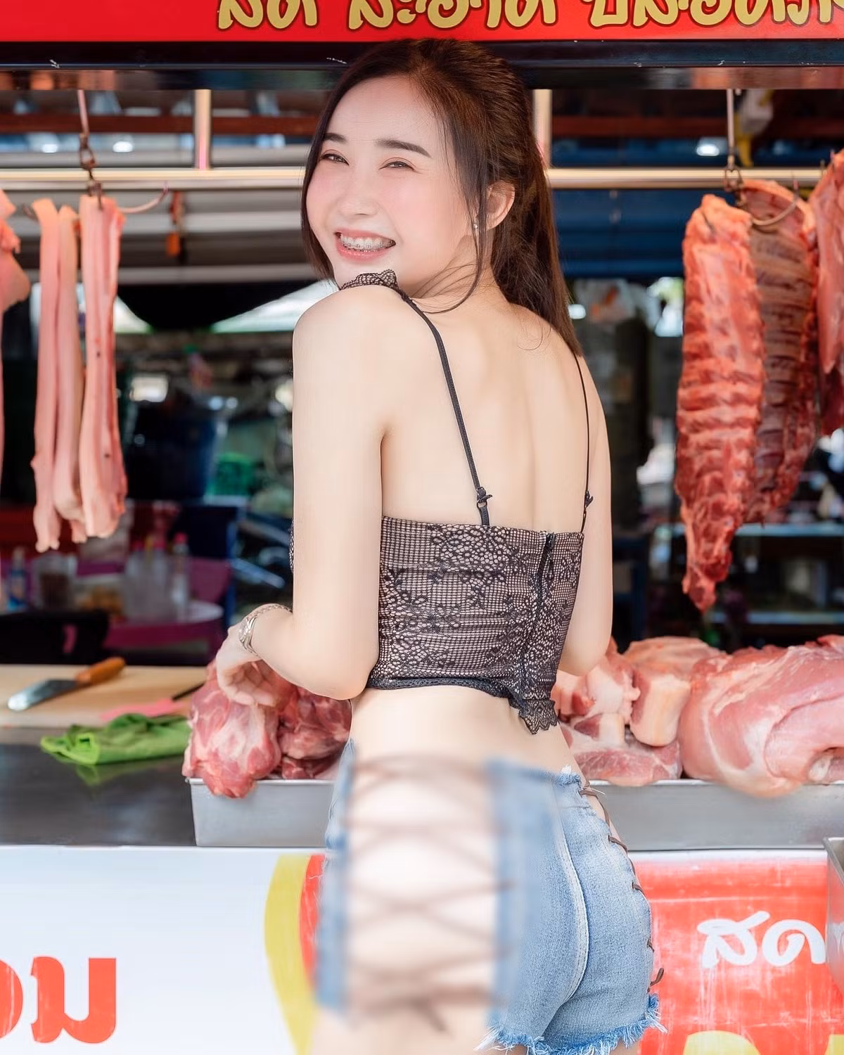 Đáng nói, những chiếc quần mà hot girl người Thái Lan Qanan Kanokyada diện vô cùng hở hang.