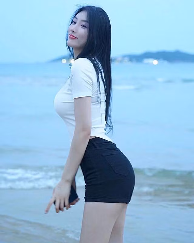 Đường cong tuyệt mỹ của cô nàng khiến dân tình mê đắm.