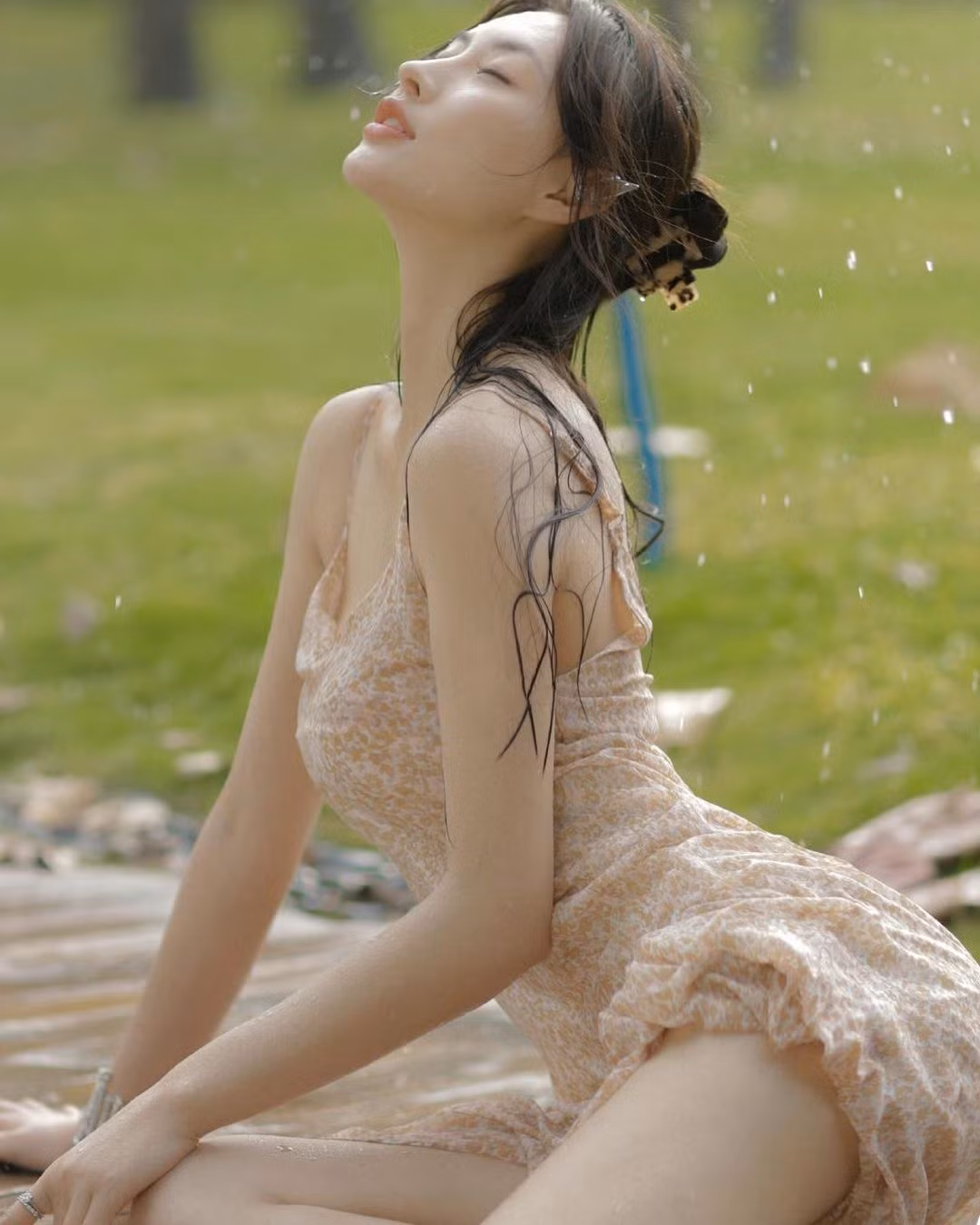 Mới đây, Uil tung ra bộ ảnh ướt át, khoe trọn đường cong cơ thể trong chiếc váy hoa màu nude, khiến người hâm mộ mê đắm.