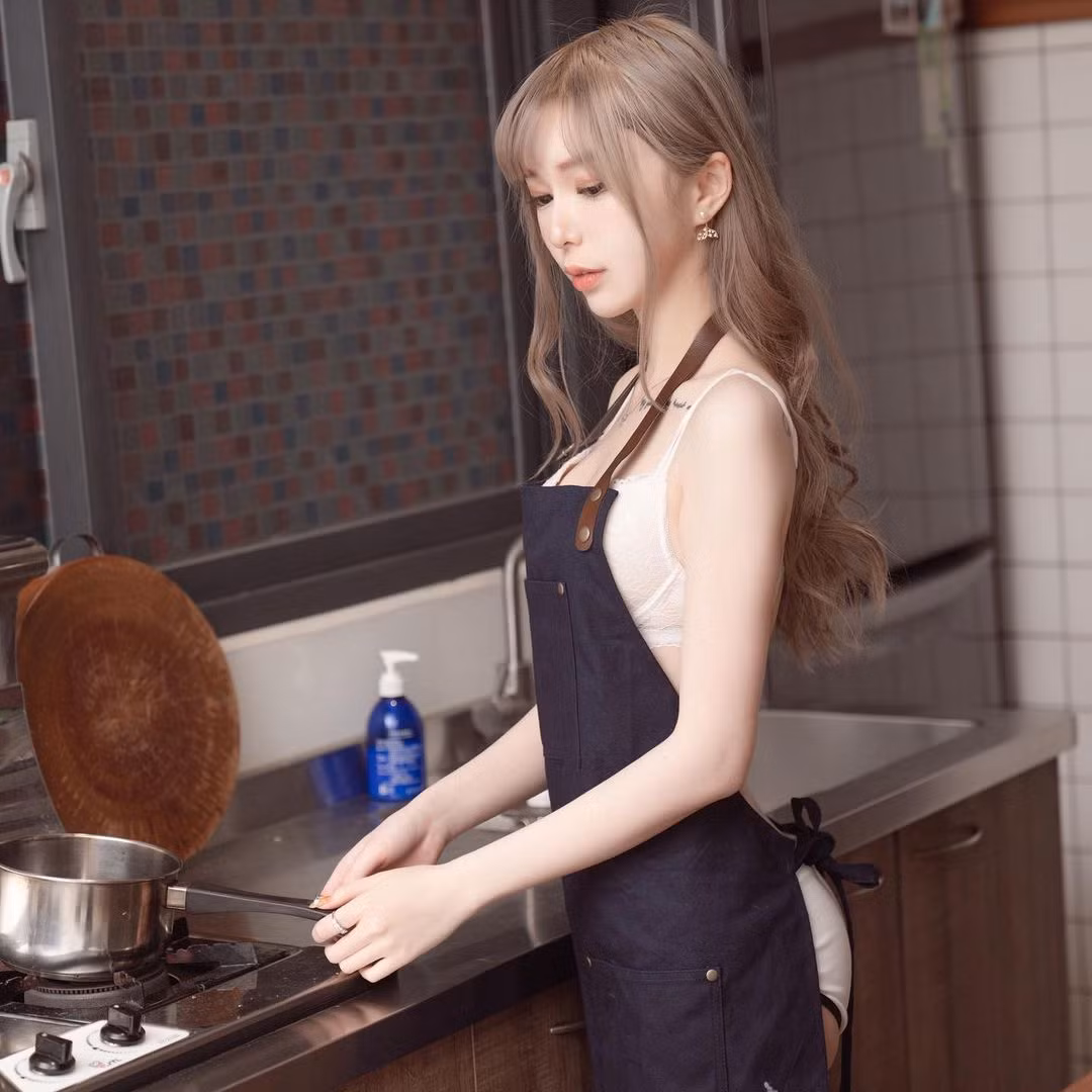 Mới đây, cô nàng đã đăng tải hình ảnh mình mặc nội y, đeo tạp dề, đứng nấu ăn trong bếp, khiến người hâm mộ không khỏi ngỡ ngàng.