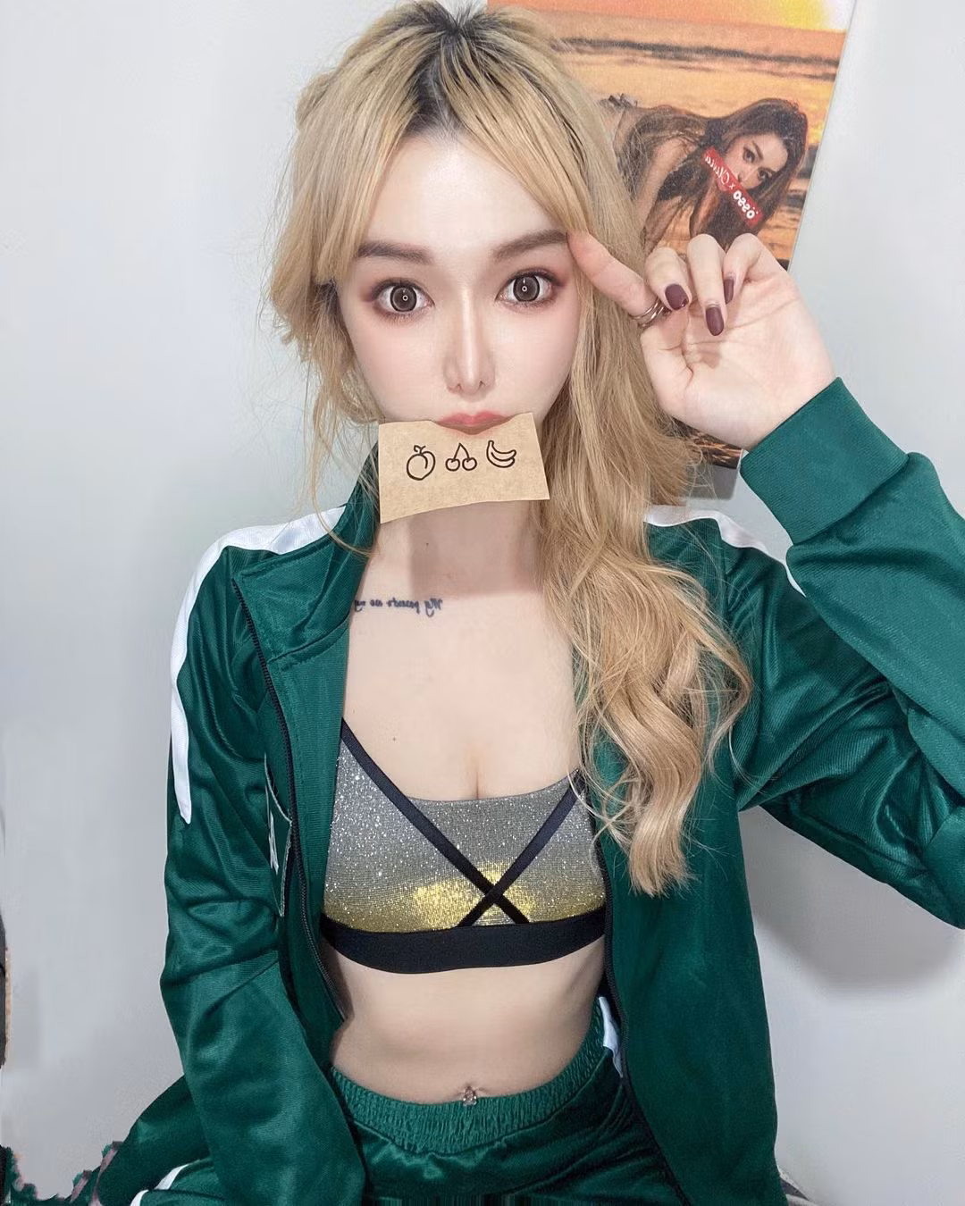 Ngay cả khi muốn khoe vẻ đẹp hình thể, Lâm Nghi cũng chỉ diện những set đồ cá tính, gợi cảm rất vừa phải.