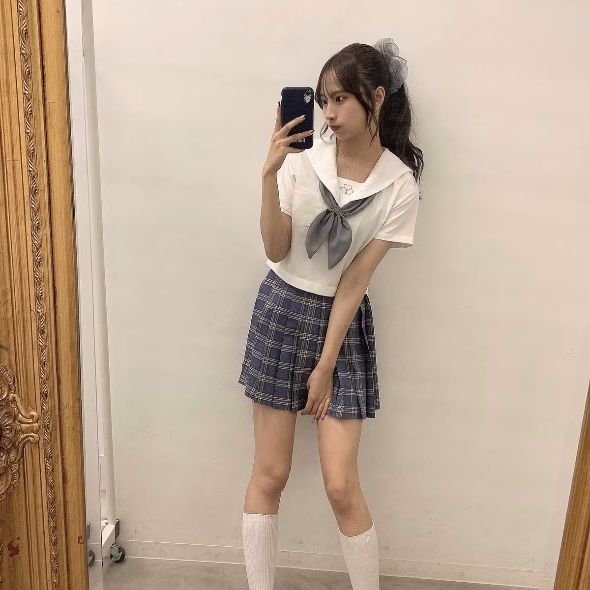 Cô nàng xinh đẹp, duyên dáng, khoe khéo đôi chân thon dài tuyệt đẹp trong bộ đồng phục này.