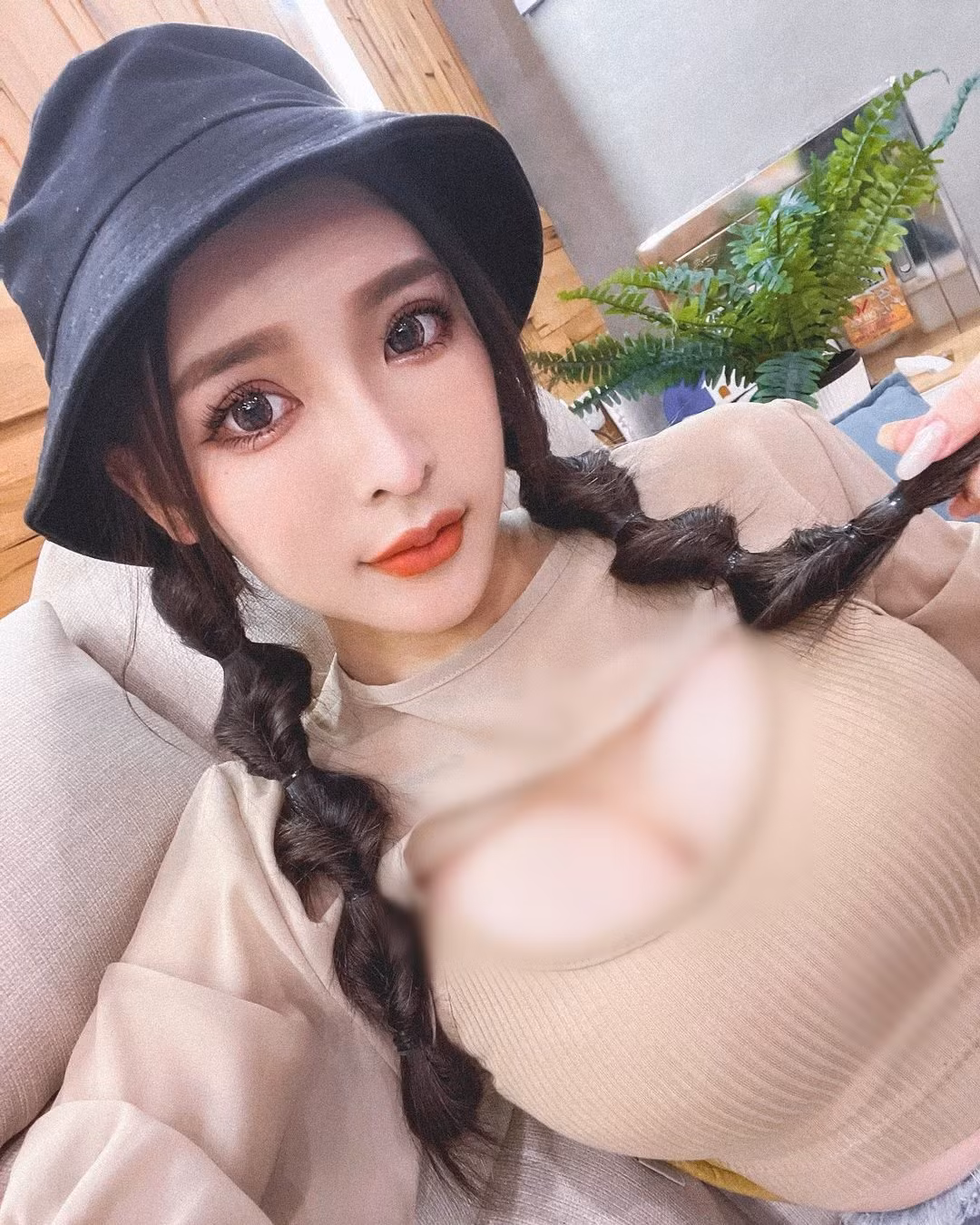 Nhiều người cho rằng San San ngày càng bạo dạn sau khi chuyển sang chính thức làm mẫu ảnh. Tuy nhiên, cũng có người cho rằng nước đi này của cô nàng thực sự phản cảm.