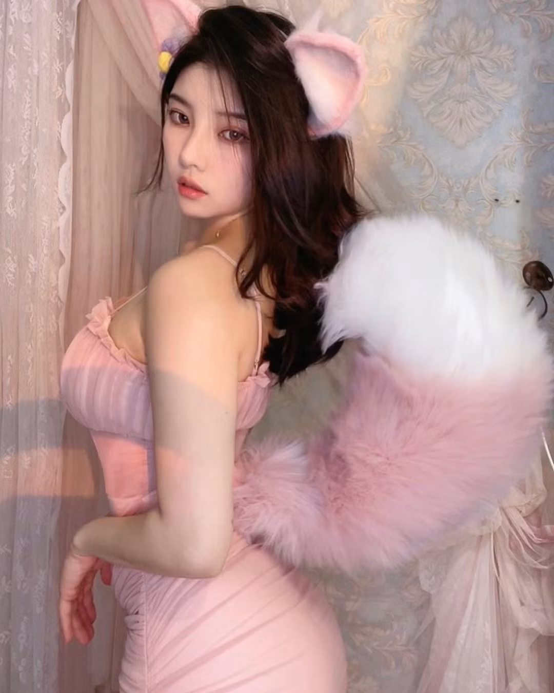 Đường nét cơ thể nóng bỏng, bộ ngực đầy đặn, vòng ba trái đào và vòng eo thon thả, kết hợp cùng cặp đùi mật ong và khuôn mặt đẹp như búp bê, Kisa quả thật có khả năng "gây mê" mọi người.