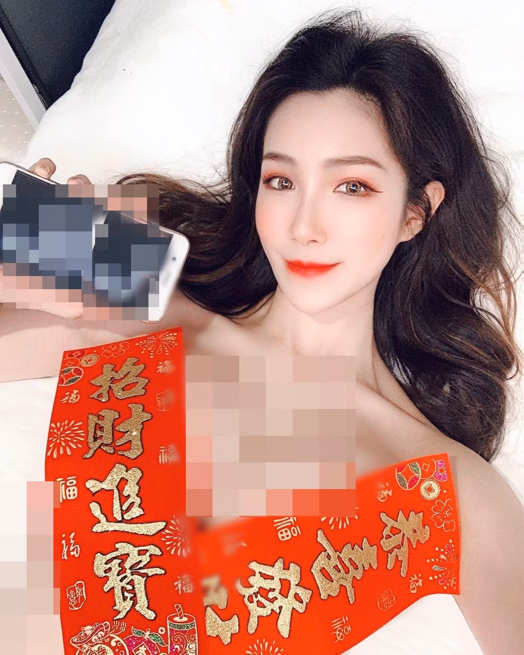 Tuy nhiên, mới đây, Lâm Dư Sương đã khiến tất cả mọi người choáng váng khi khoe ảnh ngực trần, chỉ phủ những vùng nhạy cảm bằng câu đối đỏ.
