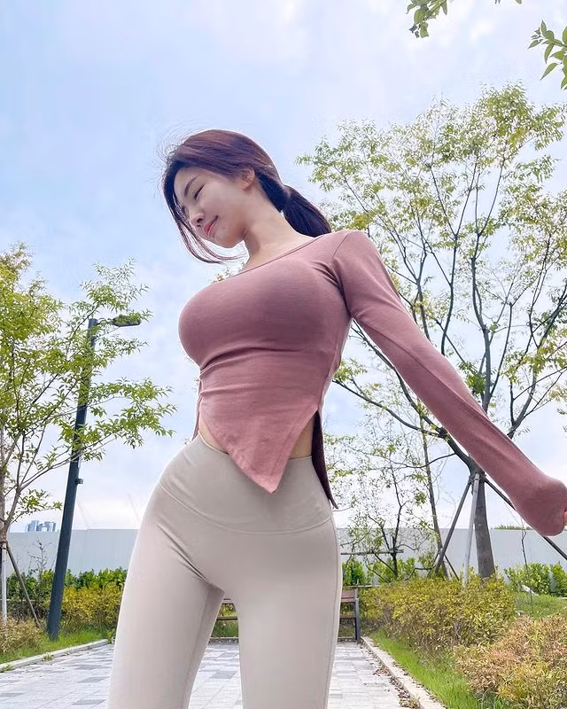 Cô nàng thường xuyên khoe ảnh đi chạy bộ mỗi sáng và nói rằng, cô muốn truyền năng lượng sống tích cực cho mọi người.