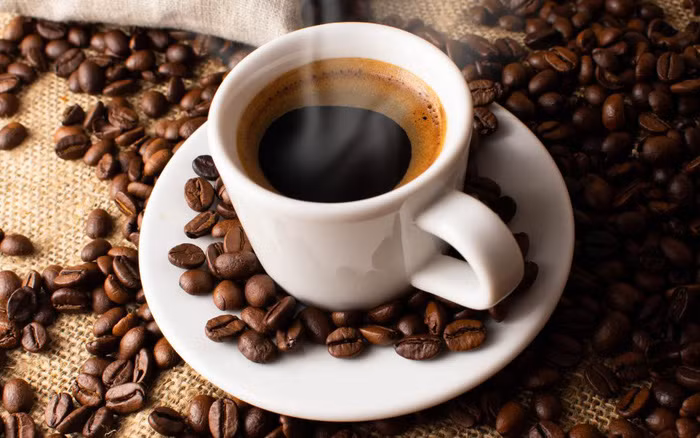 Thứ tư, đồ uống và thực phẩm có chứa caffein gây tổn thương não bằng caffein. Uống quá nhiều cà phê hoặc tiêu thụ thực phẩm có chứa caffein có xu hướng làm gián đoạn thời gian nghỉ ngơi bình thường và khiến một người phải đối mặt với một số tác động tiêu cực về mặt cảm xúc.