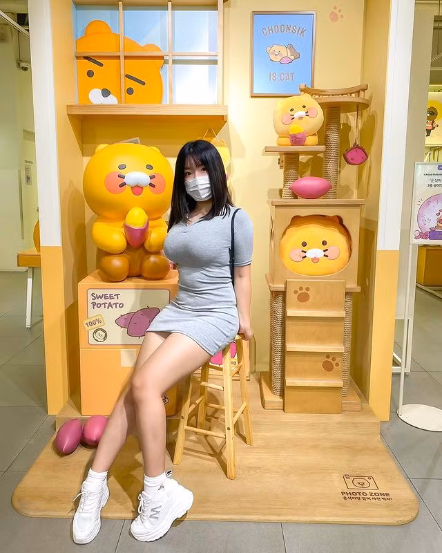 Có thể thấy, trong chiếc váy body thun màu xám, vẻ đẹp cơ thể của hot girl Nhật Bản được phô diễn toàn bộ.