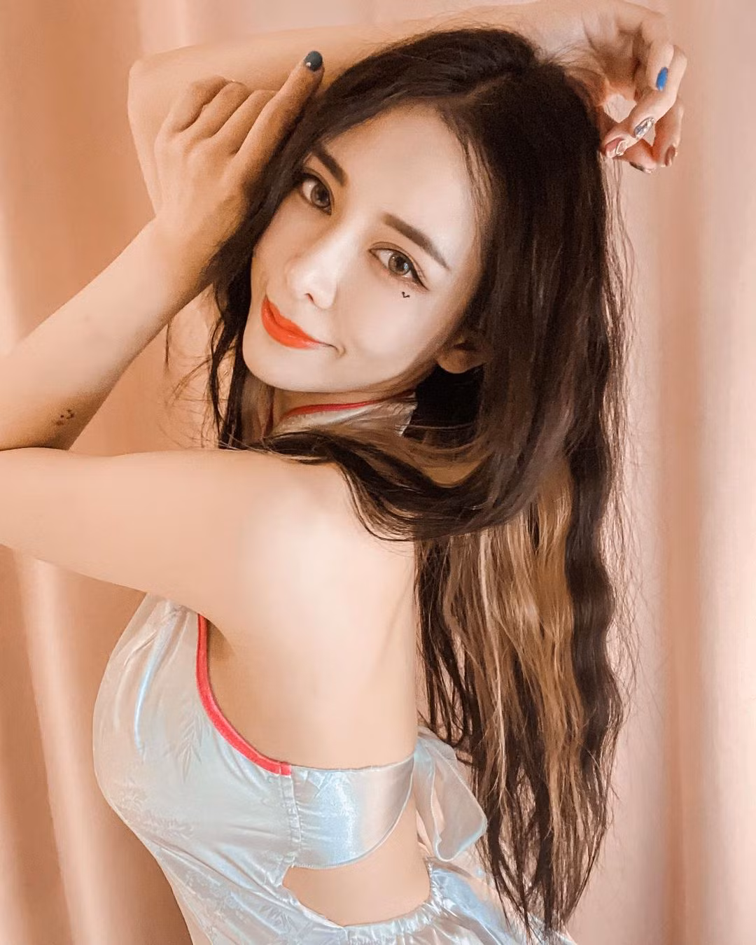 Không hề khó chịu khi bị gọi là bản sao của người khác, Alina còn lấy đó làm bàn đạp cho sự nổi tiếng của mình. Cô nàng thường trang điểm theo phong cách của nữ minh tinh.