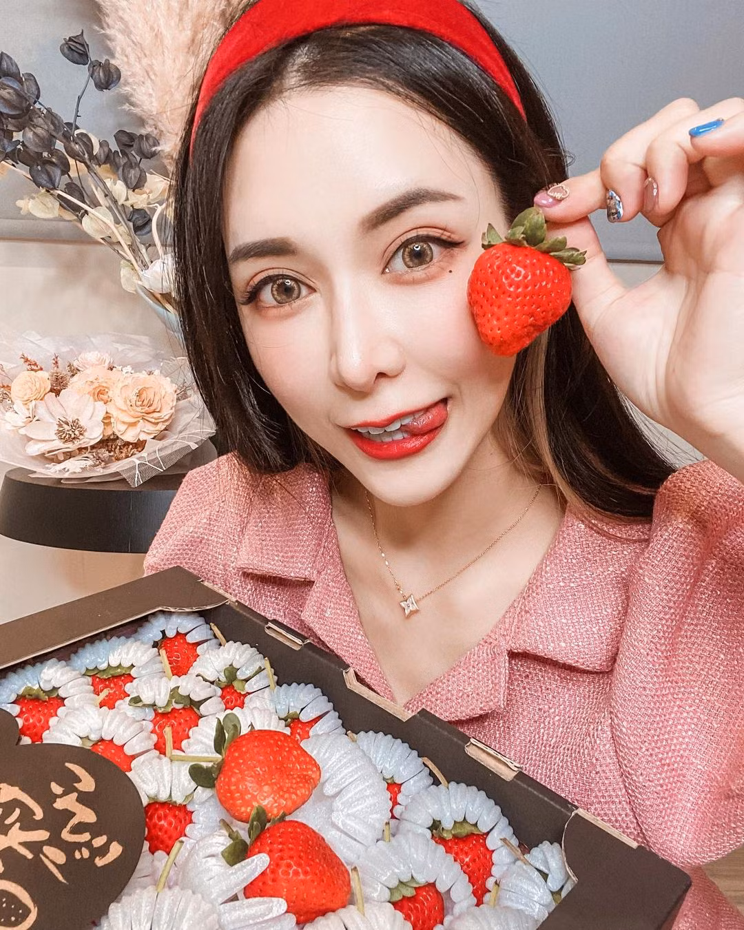 Cô nàng còn được fan hâm mộ ưu ái gọi là bản sao của Địch Lệ Nhiệt Ba cũng nhờ nhan sắc vượt trội này.