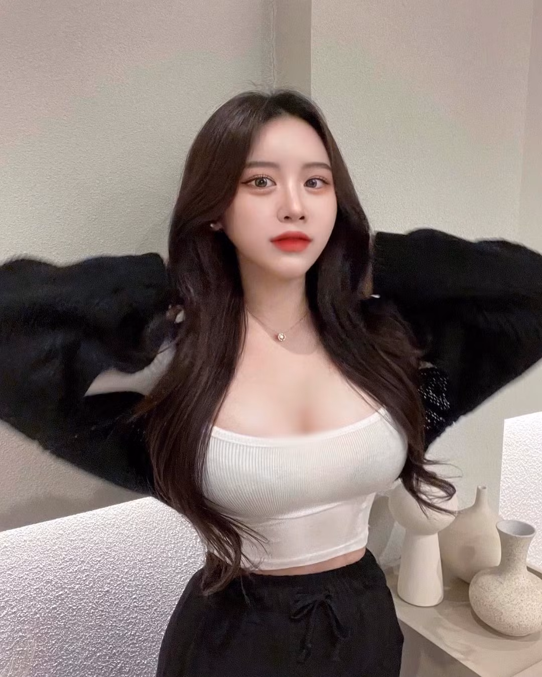 Trong set đồ đen trắng đơn giản này, Belle Jae xinh như một nàng búp bê. Cô nàng khoe được bộ ngực căng đầy và vòng eo thon gọn đáng mơ ước.