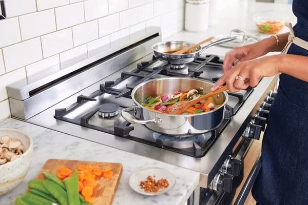 Hầu hết mọi người đều có quan niệm rằng rau bổ dưỡng hơn khi ăn sống, chúng sẽ mất đi giá trị dinh dưỡng sau khi được nấu chín. Nhưng trên thực tế, một số loại rau bổ dưỡng hơn hẳn khi chúng được nấu lên. (Ảnh minh họa)