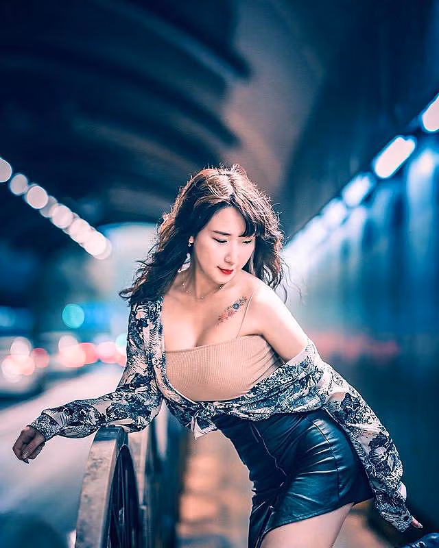 Ngoài đời, Trà Trà cũng là một cô gái ưa thích phong cách gợi cảm, không ngại thả dáng trong những bộ trang phục thiếu vải.
