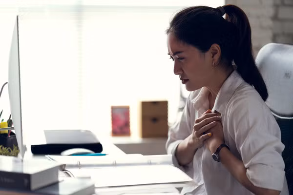 Đau ở vị trí này trên ngực, bạn đối mặt với tử thần rồi Dau o vi tri nay tren nguc, ban doi mat voi tu than roi