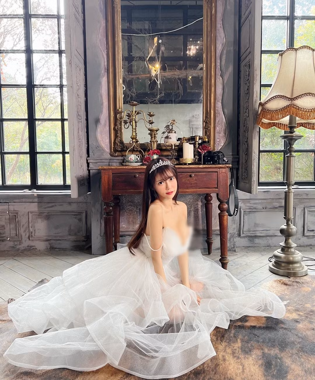 Thi thoảng, An Hi cũng hoá thân thành công chúa trong những bộ váy bánh bèo. Tuy vậy, dù là công chúa, hot girl cũng phải làm một nàng công chúa gợi cảm.