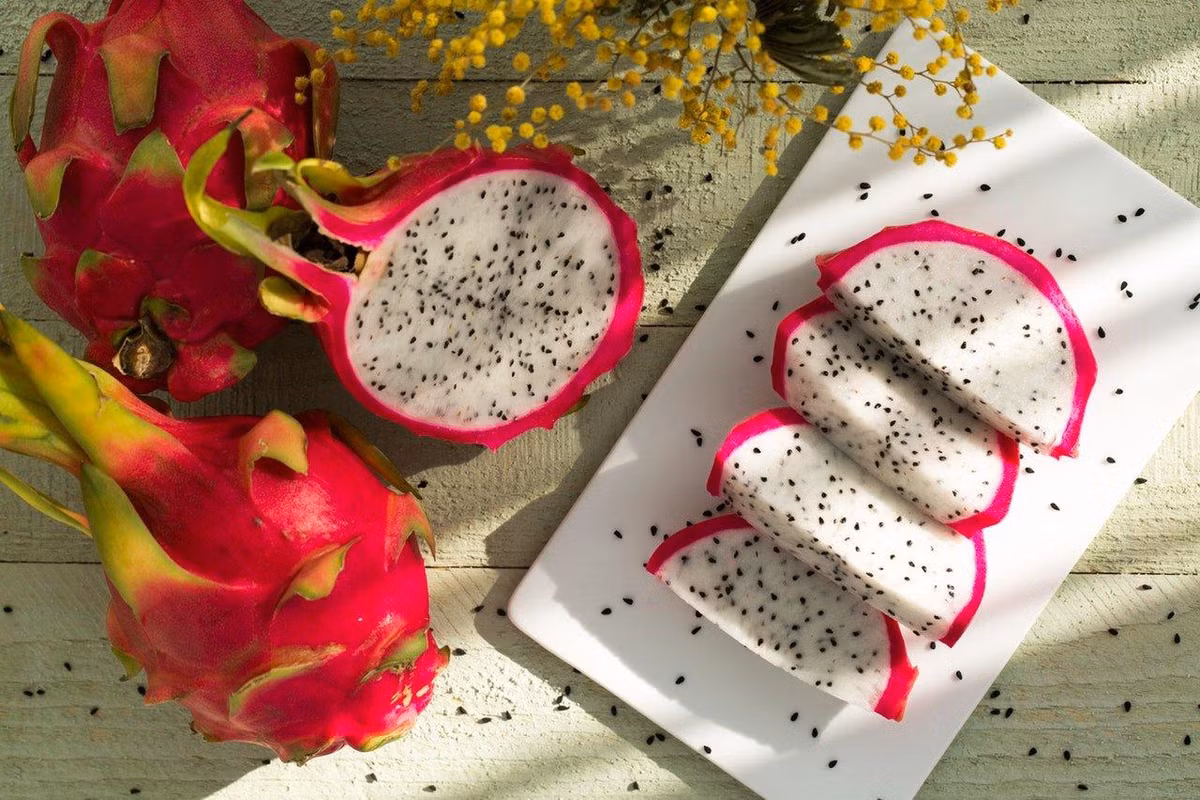 So với các loại trái cây khác, hàm lượng đường của thanh long khá cao nên đối với những bệnh nhân đái tháo đường, khi đường huyết không ổn định, đặc biệt là người già ăn quá nhiều sẽ chỉ làm tăng đường huyết và huyết áp.
