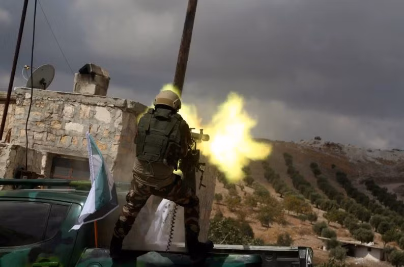 Một tay súng Quân đội Syria Tự do (FSA) bắn súng máy.