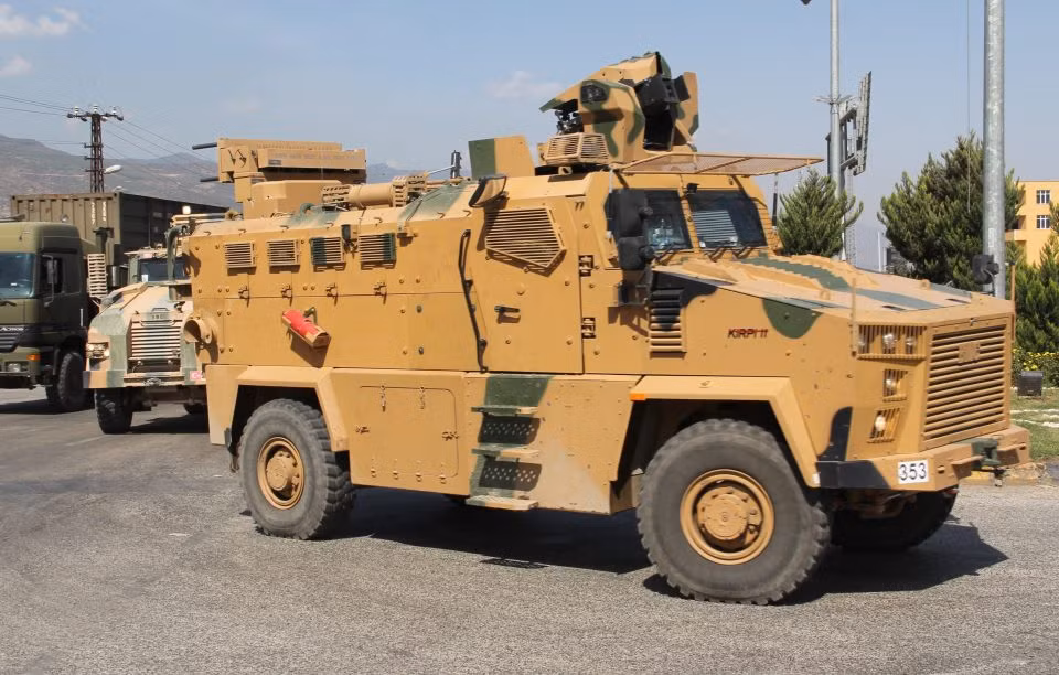 Xe bọc thép chở lính biệt kích Thổ Nhĩ Kỳ tiến sang biên giới Syria.