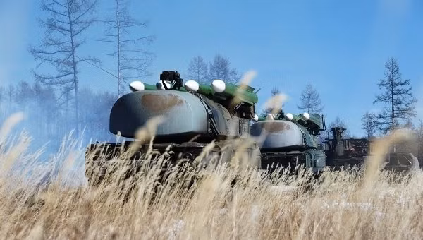 "Nga đã đặt ở Crimea các hệ thống tên lửa mới nhất S-400 thường trực, đóng kín không phận trên bán đảo khỏi bất kỳ hành động khiêu khích trên không và bảo vệ mình khỏi những 'côn đồ trên không' của NATO", Bộ Quốc phòng Nga cho biết.