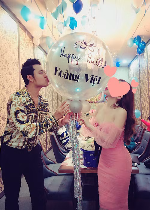 Ngoài kinh doanh mát tay, Vũ Hoàng Việt hiện còn có bạn gái xinh đẹp. Xem video "Vũ Hoàng Việt tái xuất cùng bạn gái Yvonne Thúy Hoàng". Nguồn Youtube/vtc