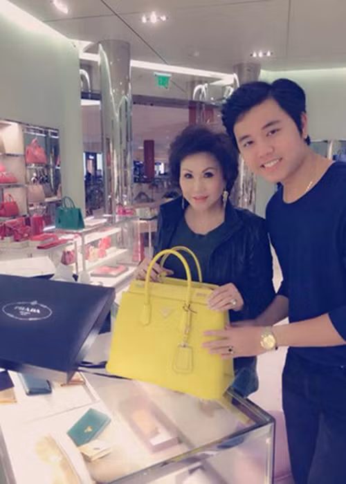 Năm 2014, thay vì nhẫn hạt xoàn, đồng hồ đẹp, Vũ Hoàng Việt tặng người tình tỷ phú một chiếc túi xách.
