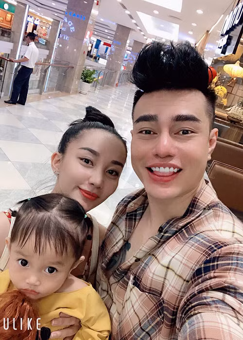Quỳnh Anh rất hiểu chồng nên Lê Dương Bảo Lâm không sợ vợ ghen khi anh làm việc với những đồng nghiệp khác giới xinh đẹp.