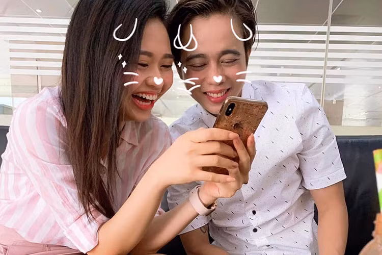 Cả hai đều trưởng thành từ sân khấu kịch Hồng Vân, gắn bó với nhau từ sân khấu lẫn cuộc sống.
