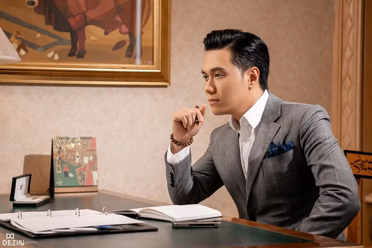 Khi đó, gia đình, sự nghiệp và danh tiếng của Việt Anh đều bị ảnh hưởng trầm trọng khi vướng những tin đồn với Lý Nhã Kỳ.