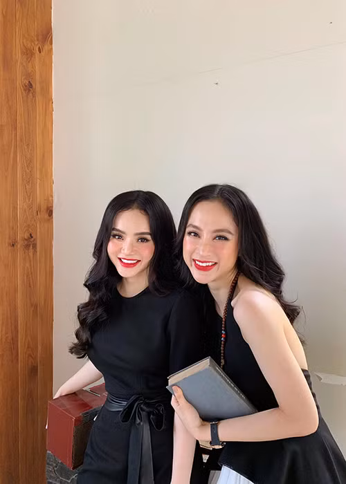 Angela Phương Trinh đọ sắc cùng em gái. Trong thời gian qua, Angela Phương Trinh khá im hơi lặng tiếng, không gây ồn ào như trước đây.