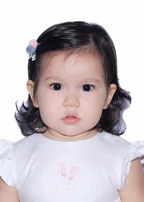 Chụp ảnh thẻ, con gái lai Tây của Hà Anh được khen xinh như búp bê.