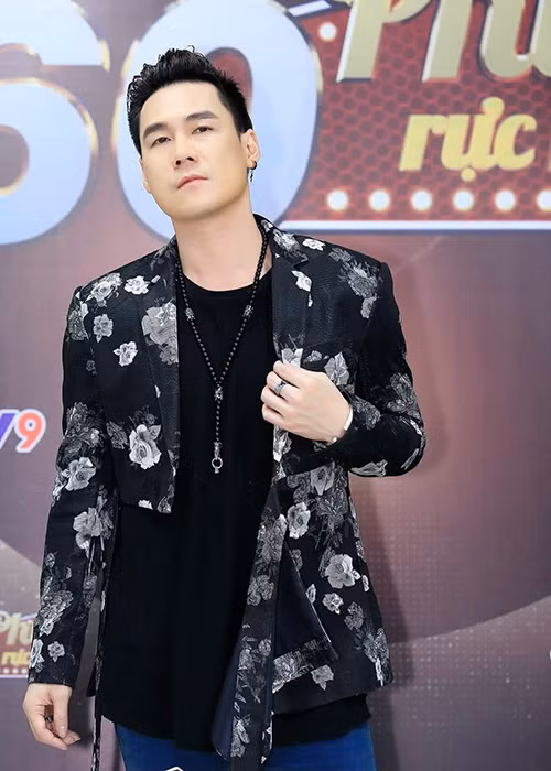 Khánh Phương hát ca khúc "Độ ta không độ nàng" bằng tiếng Việt và tiếng Hoa. Được biết, bản gốc ca khúc là nhạc Hoa.