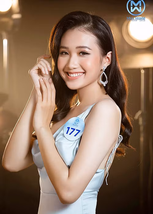 Bằng tuổi Kiều Loan, Phan Anh Thư đến từ Thừa Thiên - Huế.