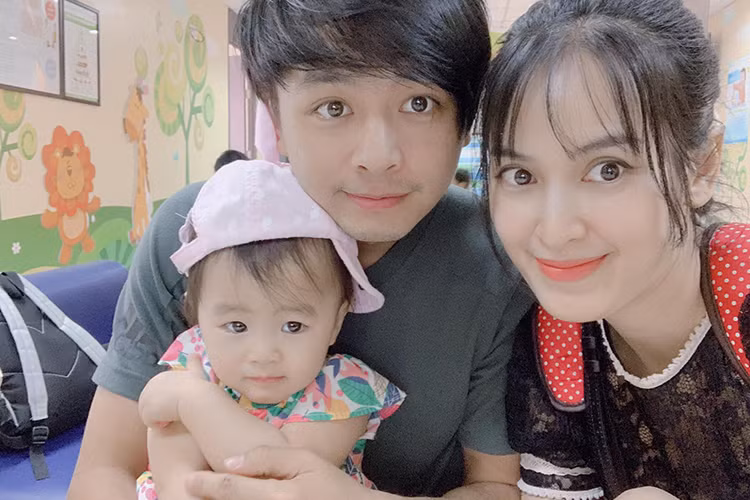 Vợ chồng sao Việt Văn Anh - Tú Vi đưa con gái đi tiêm phòng.