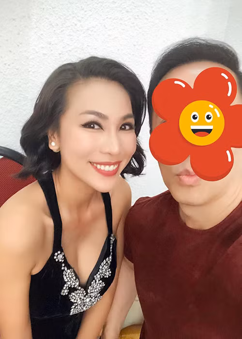 Khánh Ngọc được bạn trai tháp tùng đi hát. Cho đến nay, nữ ca sĩ vẫn quyết giấu mặt nửa kia của mình.