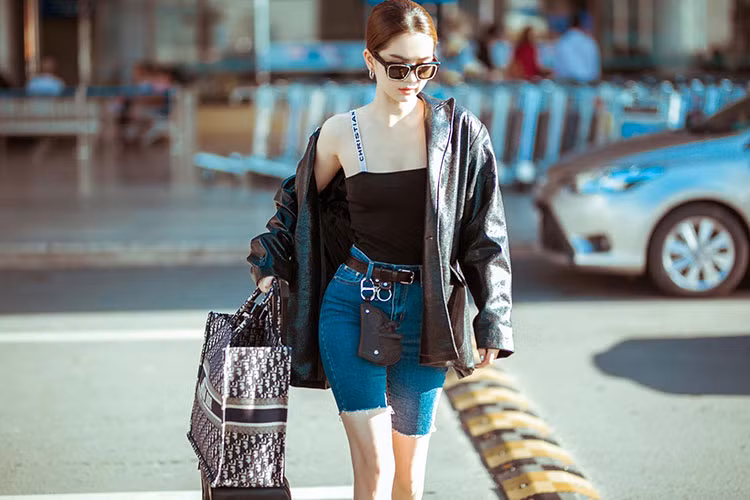 Chân dài gốc Trà Vinh vẫn thản nhiên nói về bộ trang phục gây ồn ào đã tạo được hiệu ứng thảm đỏ. Ảnh: FBNV