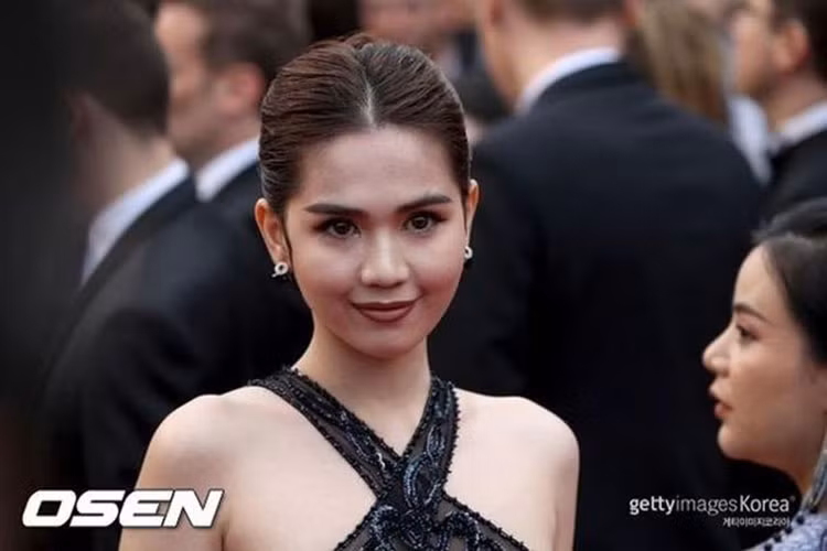 Nguoi Han mang, de nghi xu phat Ngoc Trinh mac tho tuc tai Cannes