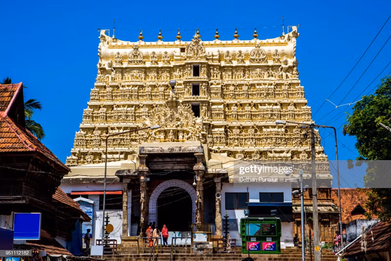 Ngôi đền Hindu giàu nhất thế giới. Đền Padmanabhaswamy ở Kerala là ngôi đền Hindu giàu nhất thế giới. Năm 2011, các nhà khảo cổ đã mở các phòng bí mật của ngôi đền để kiểm tra các vật phẩm được lưu trữ bên trong và tìm thấy các đồ vật bằng vàng, bạc,đá quý trị giá hàng trăm triệu USD.