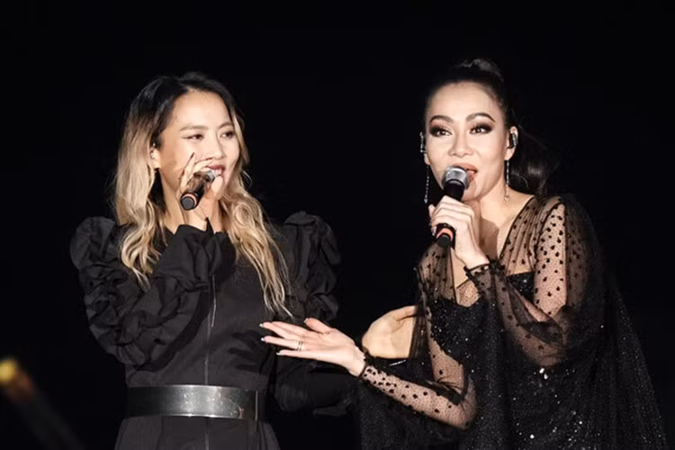  Thu Minh đang vướng nghi vấn chơi xấu Kim So Hyang. Theo một số cư dân mạng, mic của nữ ca sĩ xứ Hàn bị chỉnh bé khi cô là khách mời song ca cùng Thu Minh. Ảnh: Zing