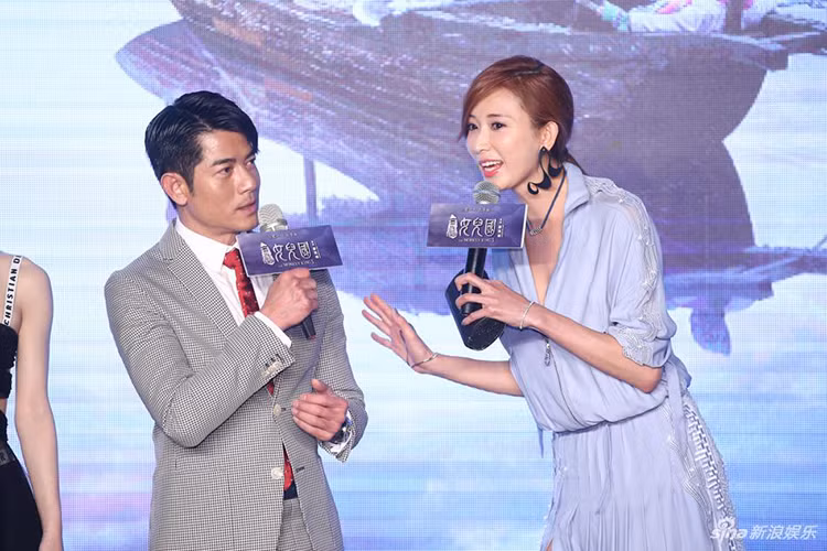 Năm 2015, Lâm Chí Linh từng tỏ tình Quách Phú Thành trên sân khấu lễ trao giải Kim Mã. Nhiều khán giả cho rằng cô chỉ trêu chọc đàn anh. Nói về chuyện tình cảm, Lâm Chí Linh từng cho hay năm 19 tuổi, cô rất yêu một người đàn ông, chuyện tình kéo dài 6,7 năm cho đến khi người đàn ông này đột nhiên lấy người con gái khác. Ảnh: Sina