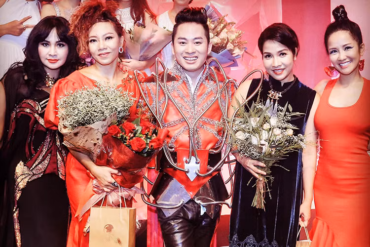 Khi Thu Minh gây ồn ào với danh xưng diva, Mỹ Linh lên tiếng. Trả lời báo Người đưa tin, Mỹ Linh cho hay: "Cái tên Diva từ trước đến nay chưa từng có ai công nhận, cũng chẳng có cuộc thi nào tuyên bố ai được hay không. Do đó, cách tốt nhất là hãy tôn trọng sự lựa chọn của khán giả dành cho nghệ sĩ mà họ yêu mến...Ảnh: FBNV