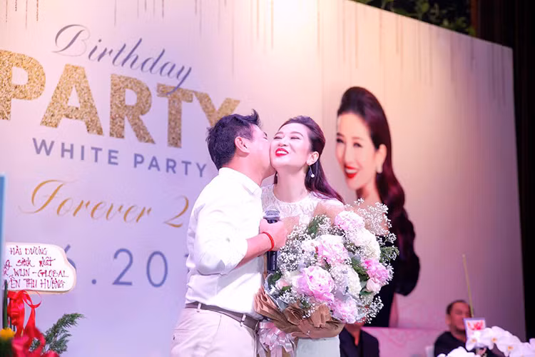 Khoảnh khắc ngọt ngào của vợ chồng Thu Hương tại bữa tiệc sinh nhật.