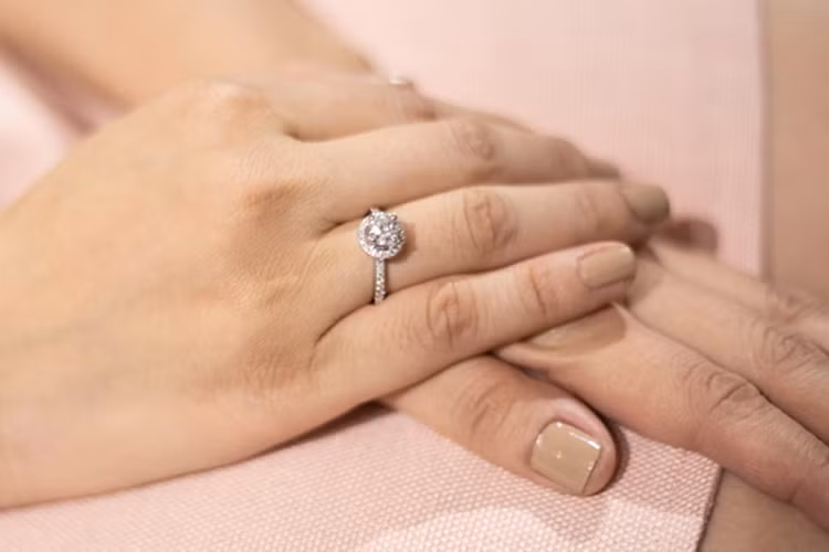 Cận cảnh chiếc nhẫn cầu hôn của Thu Thủy. Ảnh: Dân Việt