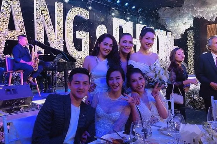 Hình ảnh Đông Nhi và Ông Cao Thắng dự tiệc cưới của Trường Giang - Nhã Phương vào năm 2018. Ảnh: FBNV
