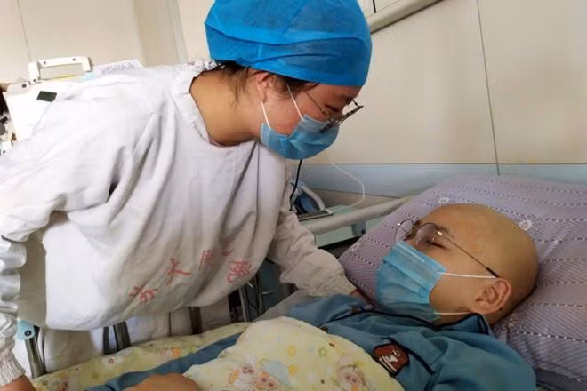 Lizi (18 tuổi, Trung Quốc) quyết định bỏ thi đại học để hiến tủy, cứu sống người em trai 13 tuổi của mình. Lizi đã dành nhiều thời gian ôn luyện, đặt hy vọng vào kỳ thi đại học lần này. Nhưng không may, cậu em trai của cô bị thiếu máu bất sản. Căn bệnh này thường được điều trị bằng phương pháp ghép tủy, Lizi là người duy nhất trong gia đình có tủy sống tương thích và không ngần ngại hiến tặng. Ảnh: Sohu.