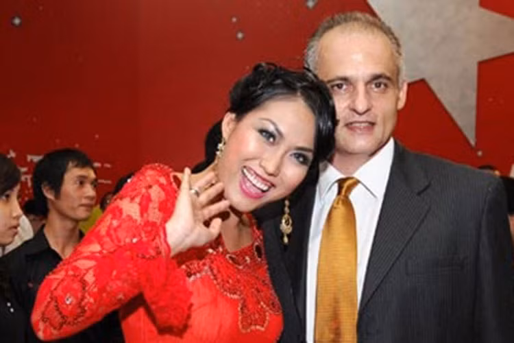 Thierry từng qua một lần đò, có hai cậu con trai và hơn Phi Thanh Vân tới tận 15 tuổi. Ảnh: Ngôi sao